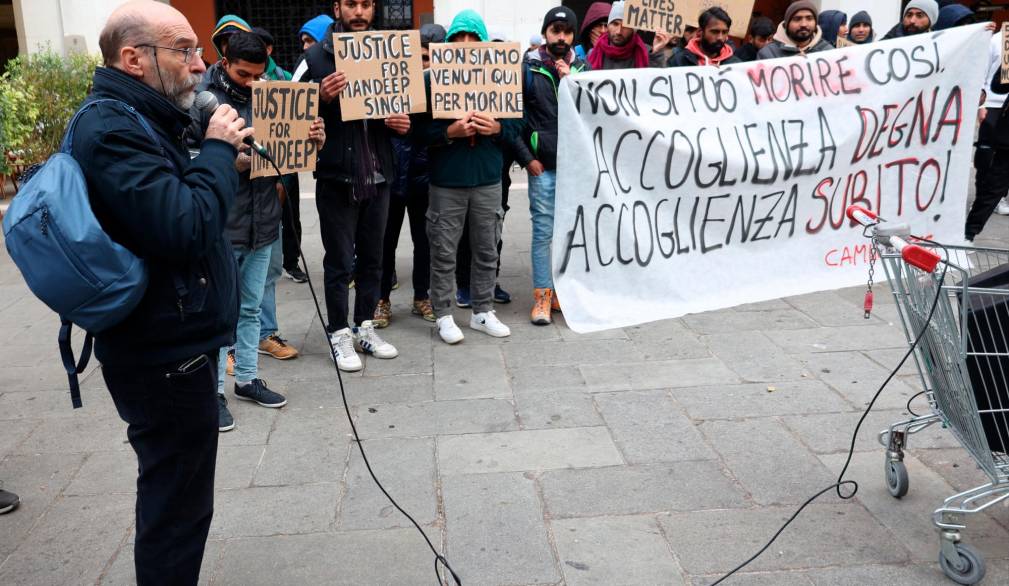 Le foto di Fotofilm del sit in di protesta davanti alla prefettura di Treviso dopo la morte di un giovane migrante che dormiva nel parcheggio sotterraneo dell’Appiani
