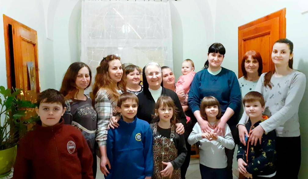 Suor Maria Teresa, al centro, con profughi ucraini accolti nella comunità di Kalisz, in Polonia