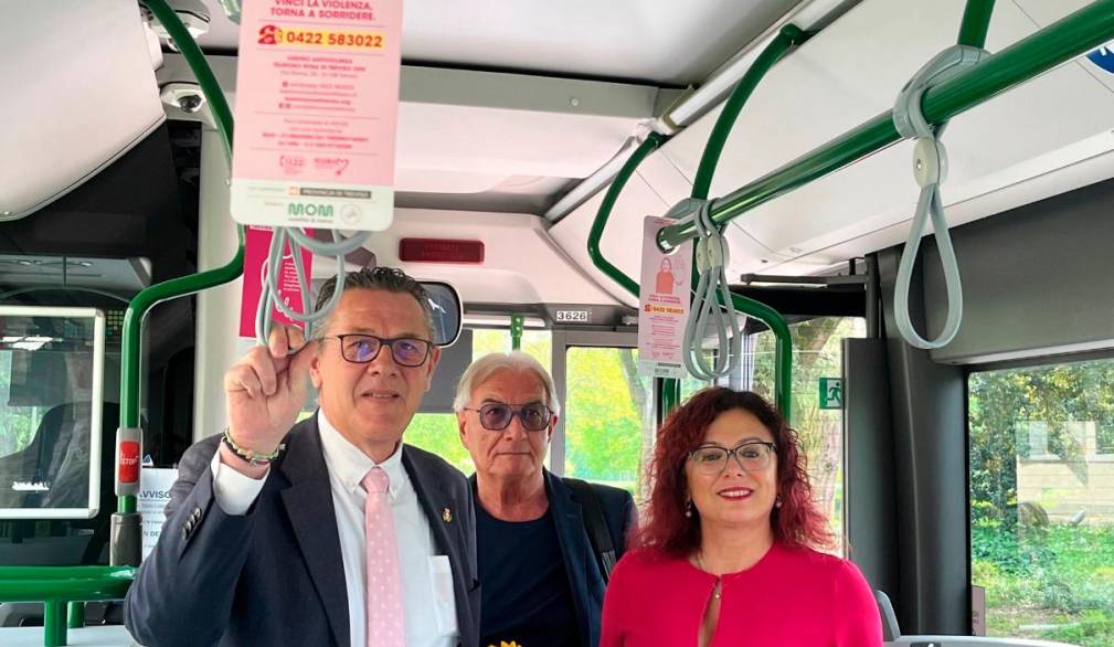 Da sinistra: il presidente della Provincia Stefano Marcon, il presidente di Mom Giacomo Colladon e la presidente di Telefono rosa Maria Stella Di Bartolo Da sinistra: il presidente della Provincia Stefano Marcon, il presidente di Mom Giacomo Colladon e la presidente di Telefono rosa Maria Stella Di Bartolo