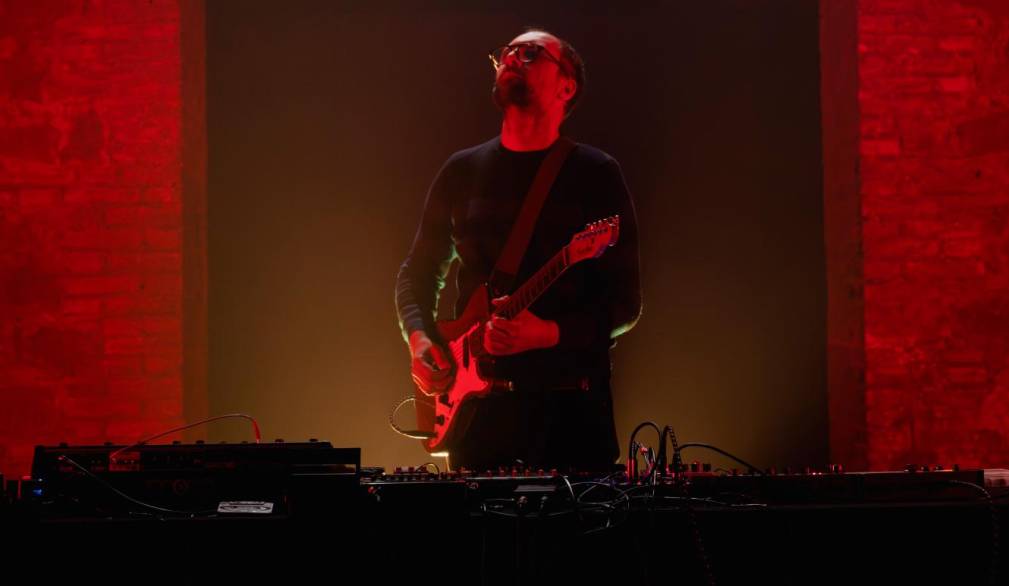 Lorenzo Tomio impegnato in una esibizione musicale