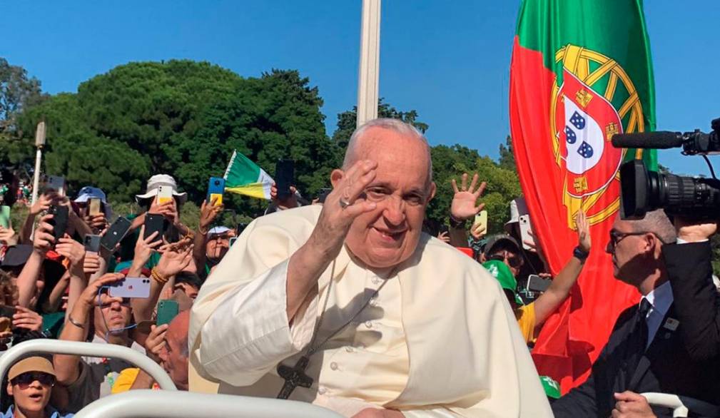 Papa Francesco mentre saluta i giovani dalla papamobile. Tra loro, anche un gruppo di trevigiani Papa Francesco mentre saluta i giovani dalla papamobile. Tra loro, anche un gruppo di trevigiani