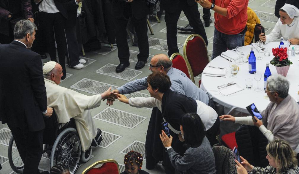 13/11/2022 VI Giornata Mondiale dei Poveri nella foto papa Francesco partecipa al pranzo organizzato in aula Paolo VI 13/11/2022 VI Giornata Mondiale dei Poveri nella foto papa Francesco partecipa al pranzo organizzato in aula Paolo VI