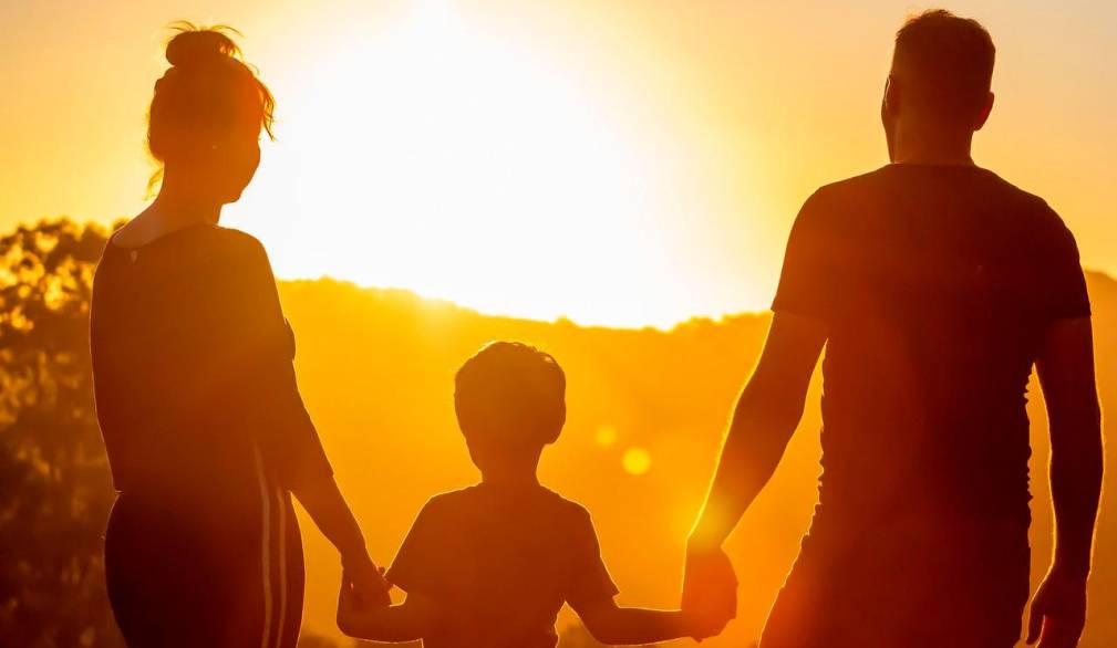 Padre e madre, l’educazione dei figli nasce da un incontro Padre e madre, l’educazione dei figli nasce da un incontro