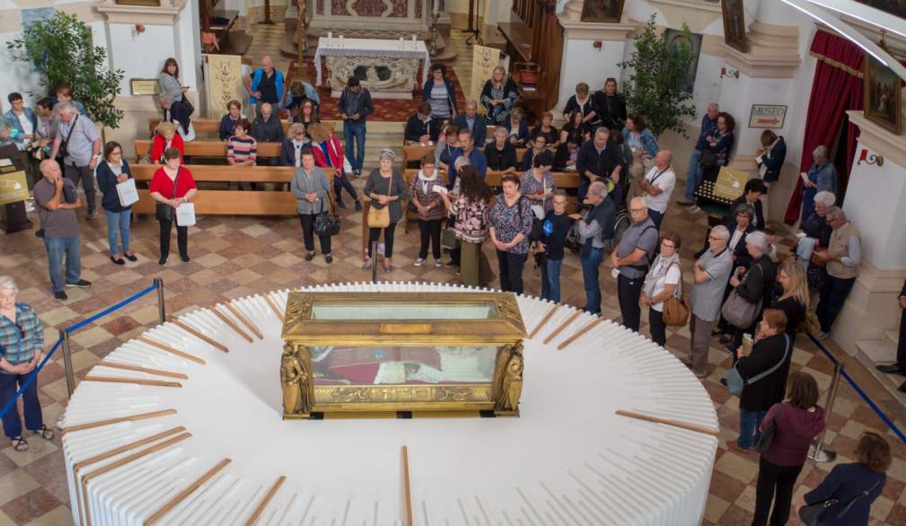 Fedeli davanti alle spoglie di san Pio X Fedeli davanti alle spoglie di san Pio X
