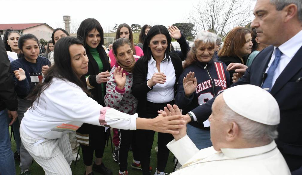 Il Papa lava i piedi a 12 detenute, “Gesù non si stanca mai di perdonare”