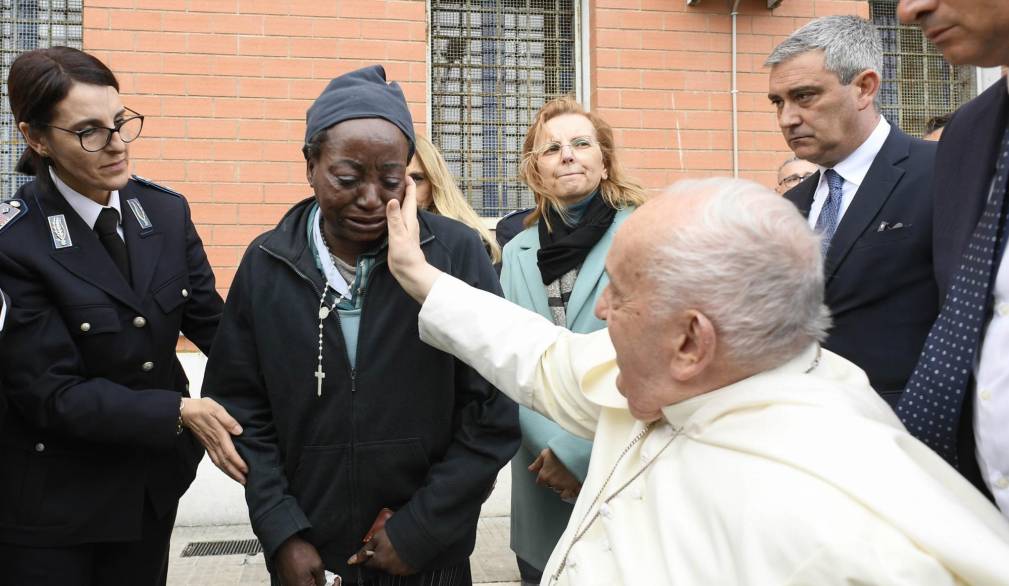 Il Papa lava i piedi a 12 detenute, “Gesù non si stanca mai di perdonare”