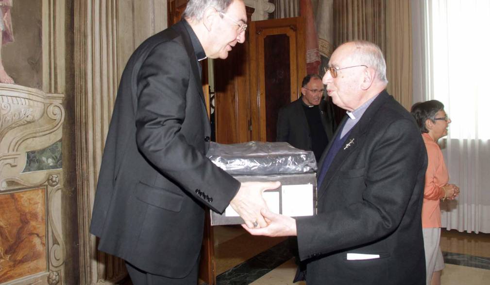 Mons. Severo Dalle Fratte con il vescovo Gianfranco Agostino Gardin, nel momento del congedo dal suo servizio di Cancelliere vescovile, nel 2010