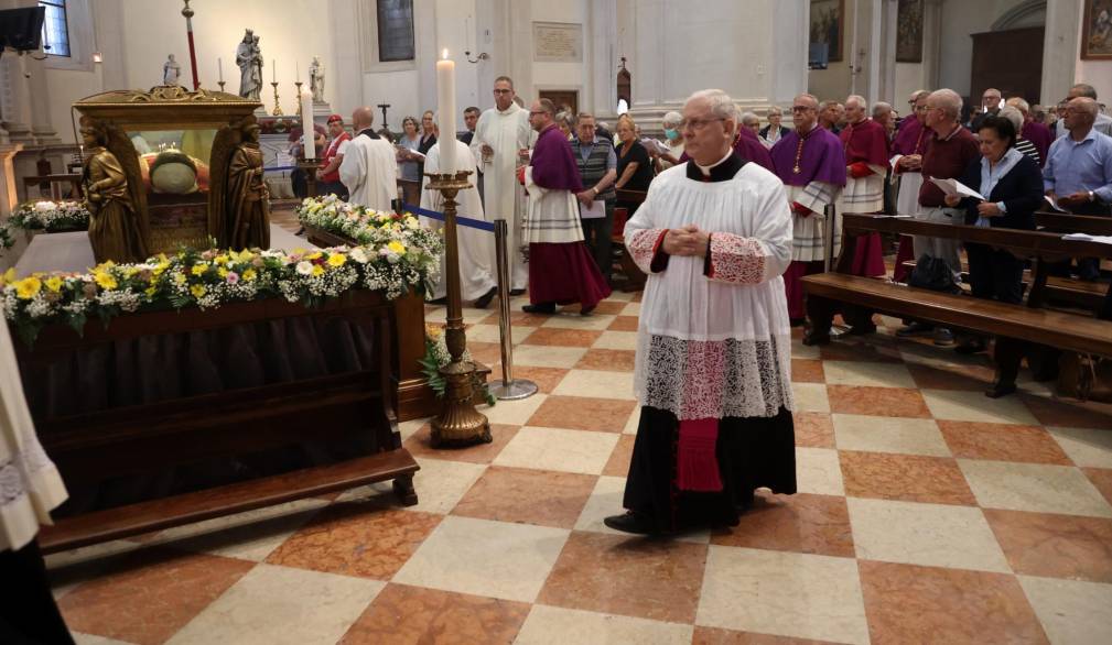Mons. Bonora in occasione della Peregrinatio corporis di san Pio X a Treviso Mons. Bonora in occasione della Peregrinatio corporis di san Pio X a Treviso