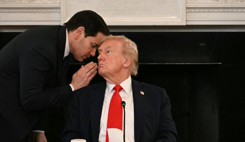 Il Segretario di Stato Marco Rubio dà a Trump la notizia dell’avvenuto accordo, che presto sarà annunciato Il Segretario di Stato Marco Rubio dà a Trump la notizia dell’avvenuto accordo, che presto sarà annunciato