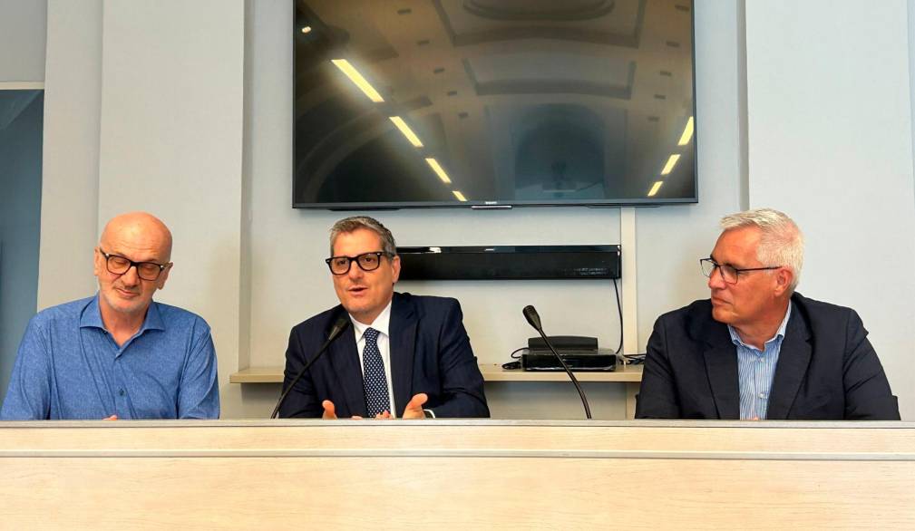Al centro della foto, Alberto Barachini, sottosegretario alla presidenza del Consiglio dei ministri, con delega all’Editoria Al centro della foto, Alberto Barachini, sottosegretario alla presidenza del Consiglio dei ministri, con delega all’Editoria