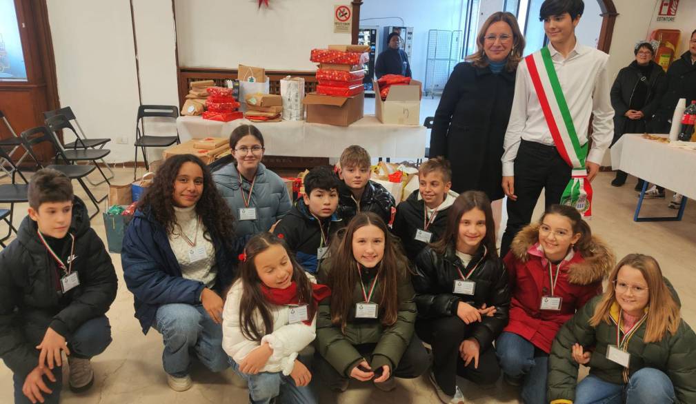 I doni raccolti dagli alunni di Silea consegnati ai bambini dell’ex Caserma Serena I doni raccolti dagli alunni di Silea consegnati ai bambini dell’ex Caserma Serena