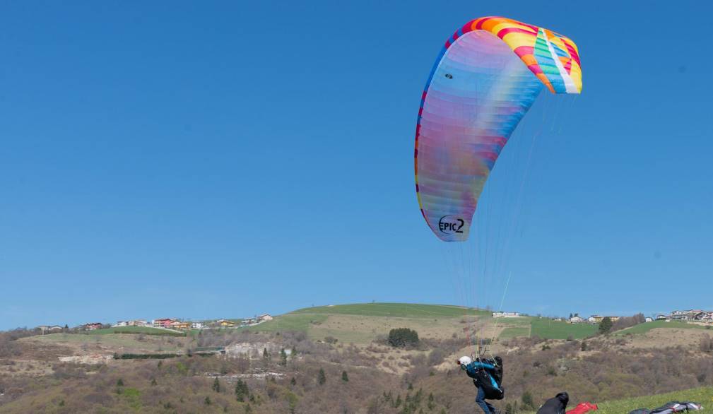 In centinaia in volo dal Monte Grappa