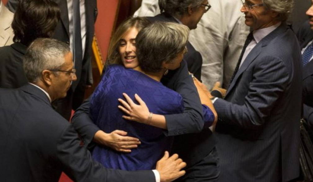 Via libera al nuovo Senato. Renzi esulta Via libera al nuovo Senato. Renzi esulta