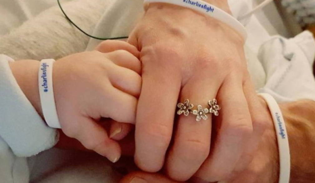 Charlie Gard, quelle mani che si intrecciano... Charlie Gard, quelle mani che si intrecciano...