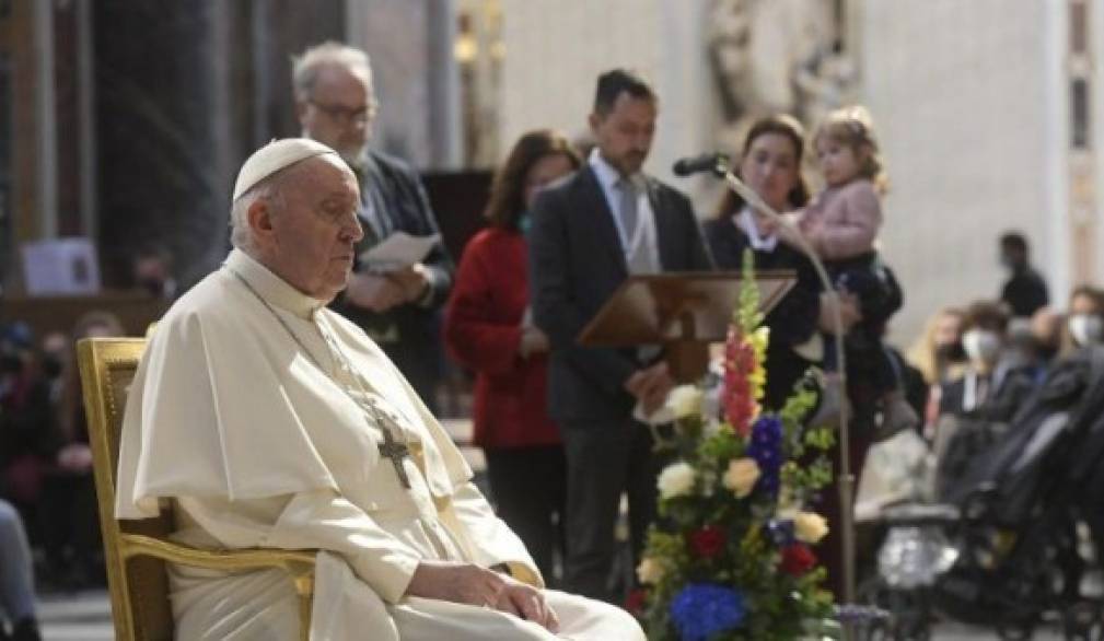 Papa Francesco: preghiere per invocare la fine della pandemia Papa Francesco: preghiere per invocare la fine della pandemia