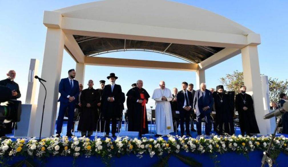 Francesco e i leader religiosi in raccoglimento al Memoriale dedicato ai marinai e ai migranti dispersi in mare a Marsiglia