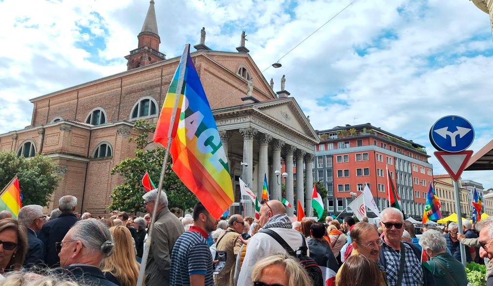 San Donà: presidio per la pace e tante lenzuola bianche per Gaza San Donà: presidio per la pace e tante lenzuola bianche per Gaza