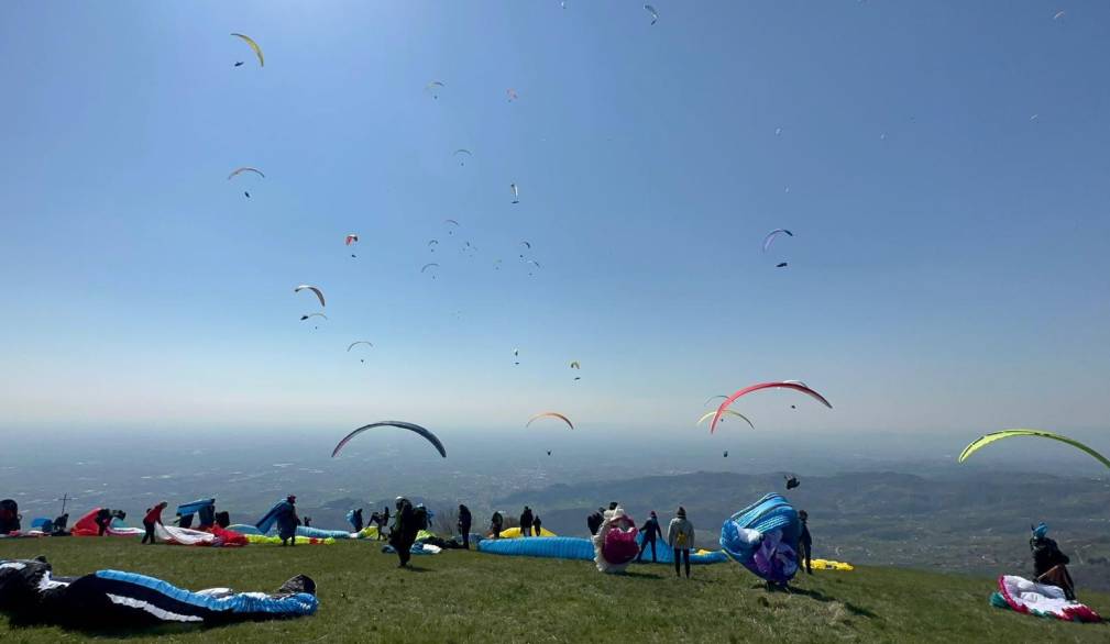 In centinaia in volo dal Monte Grappa