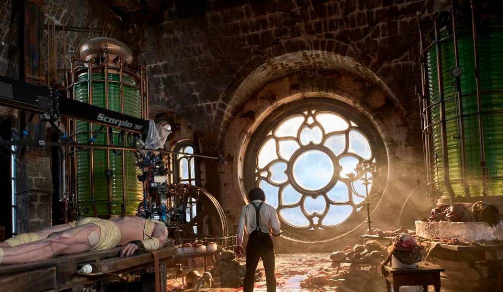 Scena tratta dal film “Frankenstein” di Guillermo del Toro in concorso a Venezia82 Scena tratta dal film “Frankenstein” di Guillermo del Toro in concorso a Venezia82