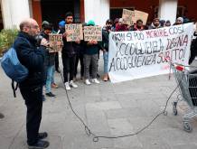 Le foto di Fotofilm del sit in di protesta davanti alla prefettura di Treviso dopo la morte di un giovane migrante che dormiva nel parcheggio sotterraneo dell’Appiani