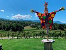 Spaventapasseri in villa a Poggio Pagnan, nel Bellunese