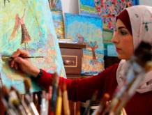 L’artista palestinese Maysa nel suo atelier a gaza