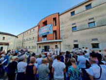 La messa per il 25° dell’oratorio di Noale, davanti alla struttura