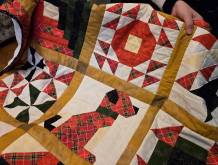 Storie di speranza: Per Monica la speranza è una trapunta tartan rosso