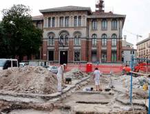 Un’immagine di repertorio di quando, nel 2008, iniziarono i lavori per il parcheggio interrato in piazza della Vittoria, poi interrotti