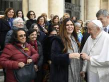 Papa Francesco con un gruppo di donne