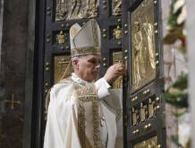 Leone XIV chiude la Porta Santa e il Giubileo: “Si affermi l’artigianato della pace”