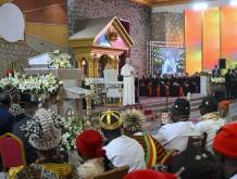 Camerun, la denuncia del Papa a Bemenda: “Chi rapina la vostra terra investe profitti in armi”