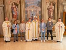 D. Mattia con la famiglia, il Vescovo, il rettore e il padre spirituale del Seminario (foto Barichello)