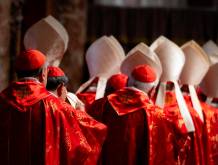 Il card. Re nella messa “pro eligendo Pontifice”: “Comunione e unità, non uniformità”