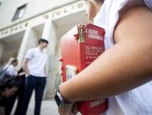 I ragazzi del quinto all'entrata della scuola Giulio Cesare per l'esame di maturita', Roma, 22 giugno 2022. ANSA/MASSIMO PERCOSSI