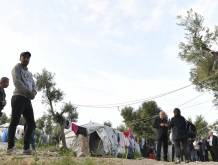 Il card. Krajewski visita il campo profughi di Lesbo
