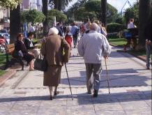 Coppia di anziani a passeggio