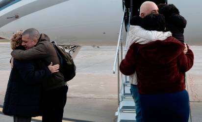 ALberto trentini ( a sinistra) abbraccia la mamma armanda colusso, a ciampino, appena sceso dall’aereo