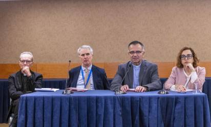 Roma, 25 ottobre 2025. Conferenza stampa conclusiva della Terza Assemblea Sinodale della Chiesa Italiana. Mons. Valentino Bulgarelli, Segretario del Comitato Nazionale del Cammino sinodale Pierpaolo Triani, Membro del Comitato Nazionale del Cammino sinodale Mons. Erio Castellucci, Presidente del Comitato Nazionale del Cammino sinodale Stefania Careddu Roma, 25 ottobre 2025. Conferenza stampa conclusiva della Terza Assemblea Sinodale della Chiesa Italiana. Mons. Valentino Bulgarelli, Segretario del Comitato Nazionale del Cammino sinodale Pierpaolo Triani, Membro del Comitato Nazionale del Cammino sinodale Mons. Erio Castellucci, Presidente del Comitato Nazionale del Cammino sinodale Stefania Careddu