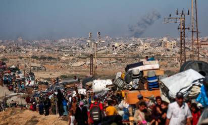 Nuseirat, 14 settembre 2025: palestinesi sfollati si spostano con i loro beni durante i raid israeliani su Gaza City - Foto AFP/SIR