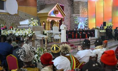 Camerun, la denuncia del Papa a Bemenda: “Chi rapina la vostra terra investe profitti in armi”