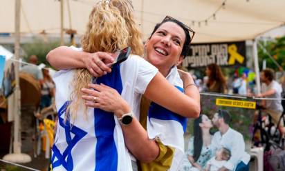 La gioia tra gli israeliani per l’accordo e il rilascio degli ostaggi