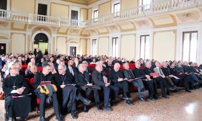 A sinistra e sotto, due momenti della inaugurazio-