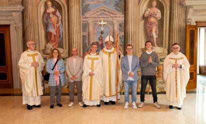 D. Mattia con la famiglia, il Vescovo, il rettore e il padre spirituale del Seminario (foto Barichello)