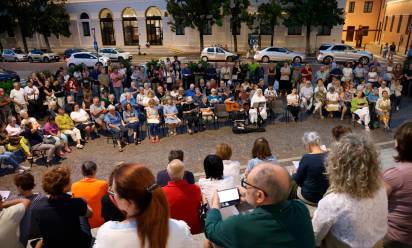Nelle foto un momento della preghiera in piazza Duomo, a Treviso; il gruppo di giovani pellegrini dalla Transilvania,; scatti dai sagrati di Castello di Godego, Castelfranco Veneto e Treville di Castelfranco