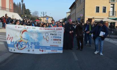 Oltre mille persone in marcia per la pace, con il Vescovo, da Onè a Casoni