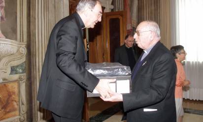 Mons. Severo Dalle Fratte con il vescovo Gianfranco Agostino Gardin, nel momento del congedo dal suo servizio di Cancelliere vescovile, nel 2010