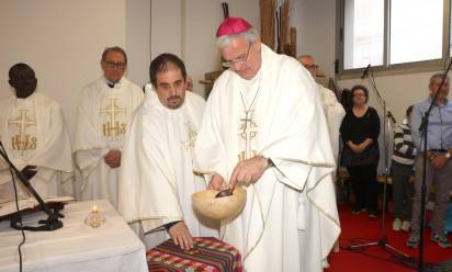 Don Davide Schiavon con il vescovo Michele Tomasi in occasione del 50° della Caritas