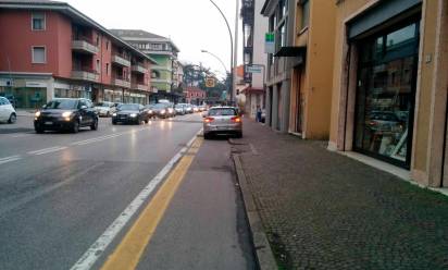 Un’auto parcheggiata sulla ciclabile non protetta di viale IV Novembre