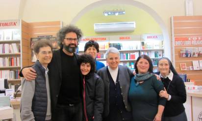 Uno dei molti eventi organizzati alla libreria (Simone Cristicchi alla presentazione del suo libro “Abbi cura di me”)